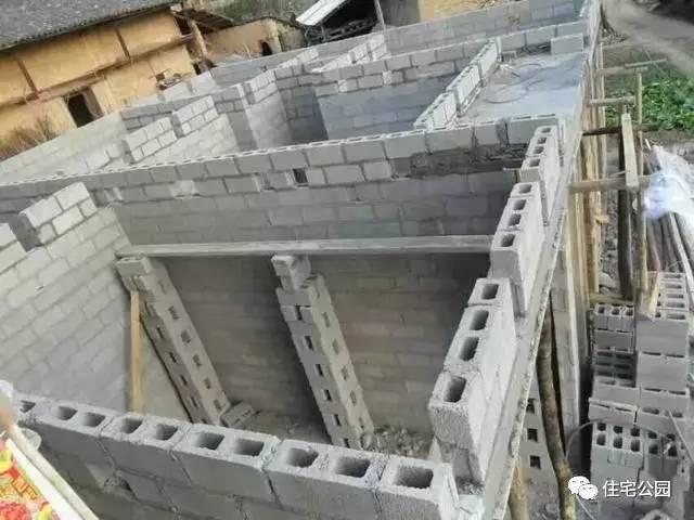 重慶蓋房直播，房主充當小工親自上陣，建成36萬引全村圍觀！