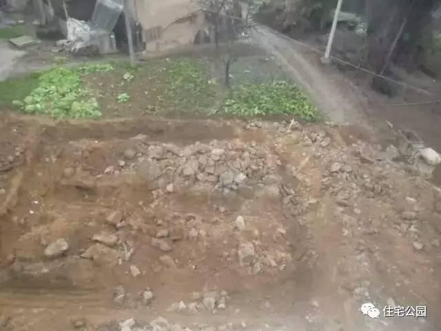 重慶蓋房直播，房主充當小工親自上陣，建成36萬引全村圍觀！