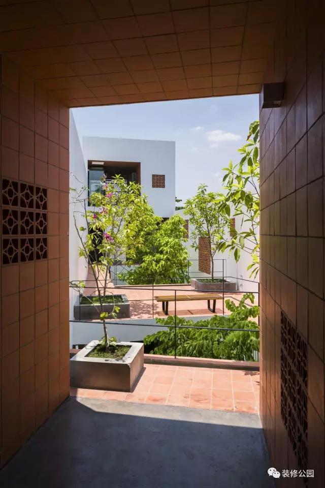 自建房屋做民宿，花磚庭院連廊不可少，狹長地塊也不怕