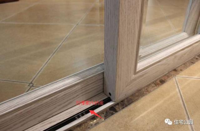 內開外開平推？一棟房5個衛生間裝了4種門！朋友一解釋決定回家弄一樣