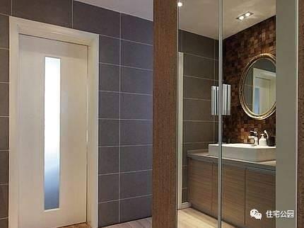 內開外開平推？一棟房5個衛生間裝了4種門！朋友一解釋決定回家弄一樣