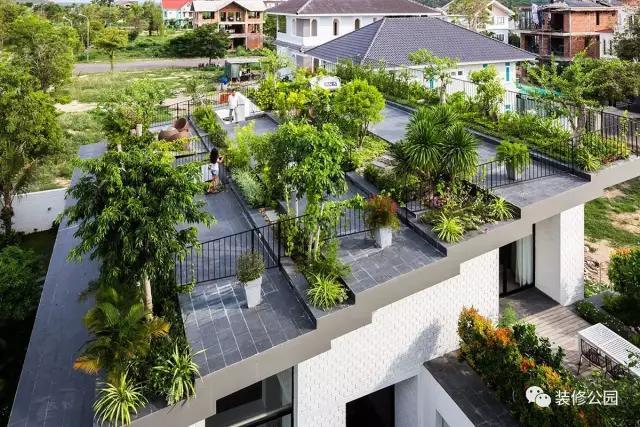 農(nóng)村別墅平屋頂坡屋頂都老了，看看人家樓梯頂，庭院露臺都包了