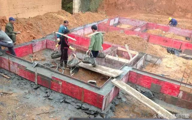 建房不易，開工一年多了，還只有個毛坯空殼子