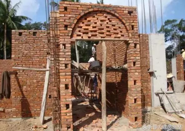 海南網(wǎng)友33萬農(nóng)村自建房，跟趙本山那套別墅有的一拼