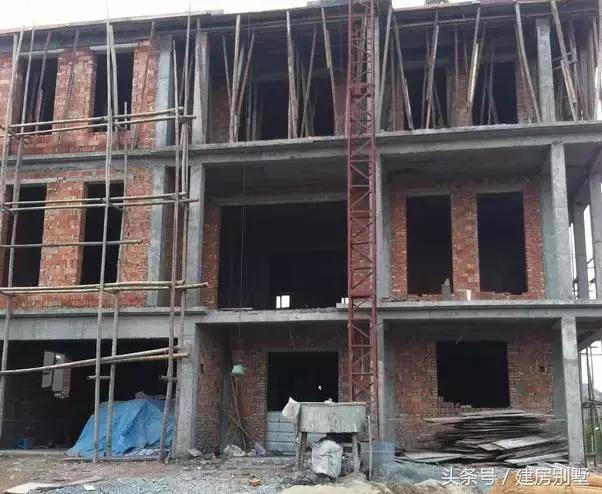 年薪8萬的80后小伙辭職回鄉建房，親戚們都說太值了