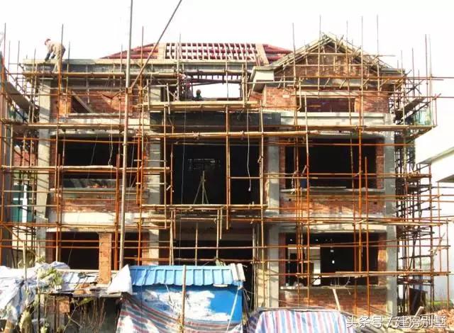 江蘇美女回娘家干了件動靜不小的事兒，鄰村的都跑來看熱鬧