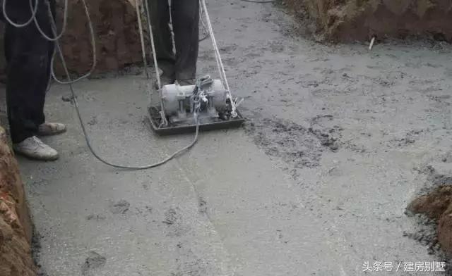 江蘇美女回娘家干了件動靜不小的事兒，鄰村的都跑來看熱鬧