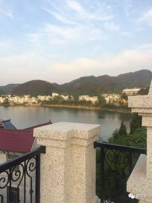 不到50萬建的三層農村別墅，真石漆外墻提高了檔次