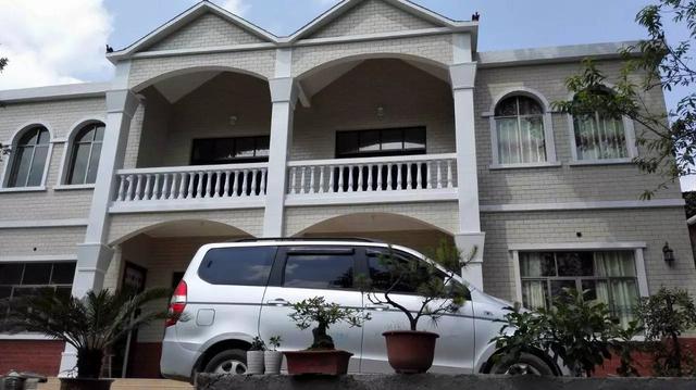 貴州農村兄弟10萬建雙拼自建房，和別墅有的一比