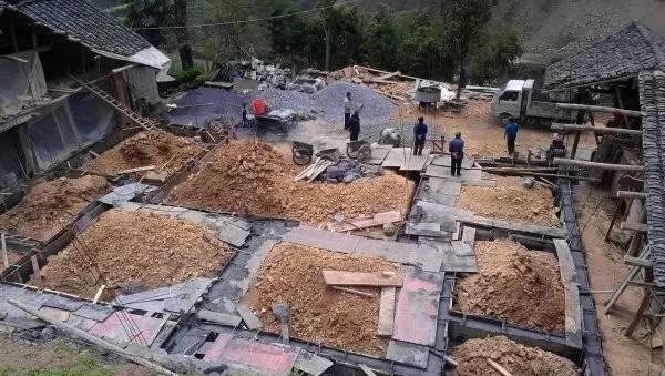 貴州農村兄弟10萬建雙拼自建房，和別墅有的一比