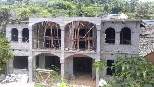 貴州農村兄弟10萬建雙拼自建房，和別墅有的一比