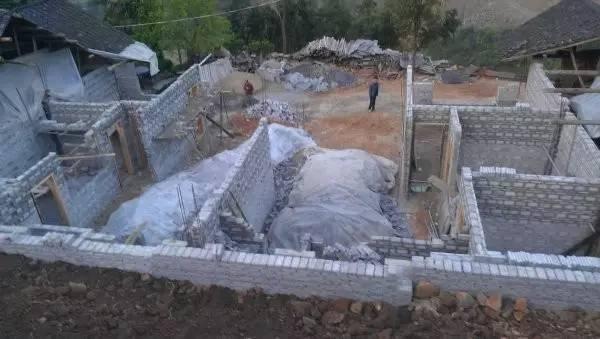貴州農村兄弟10萬建雙拼自建房，和別墅有的一比