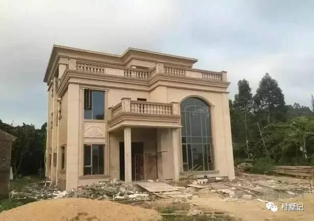 五款建成的別墅，現(xiàn)在農(nóng)村都要這樣做落地窗，才顯得大氣