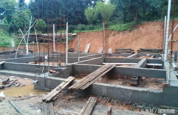 女漢子大年三十不看春晚籌劃建房，有壁爐、露臺和薔薇花墻