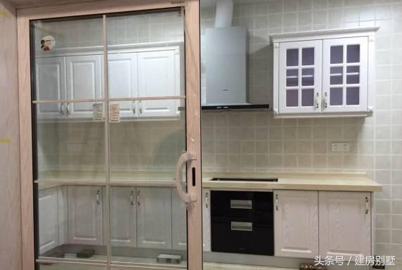 女漢子大年三十不看春晚籌劃建房，有壁爐、露臺和薔薇花墻