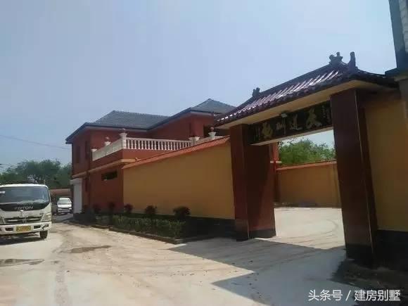 河北兄弟自建兩層聯排住宅，外觀氣勢仿若“故宮”