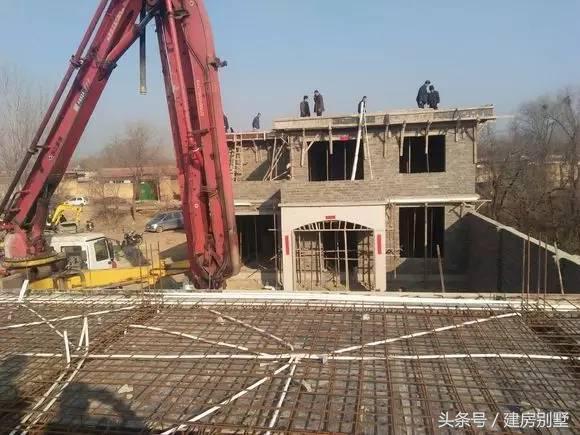 河北兄弟自建兩層聯排住宅，外觀氣勢仿若“故宮”