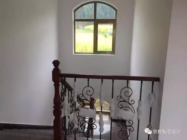 網(wǎng)友曬50萬農(nóng)村別墅，依山傍水還有花田半畝，鄰居嫉妒到不行