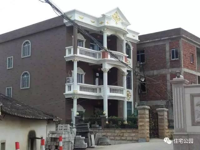 農村自建3層別墅，8間臥室再也不怕兄弟多不夠住了！