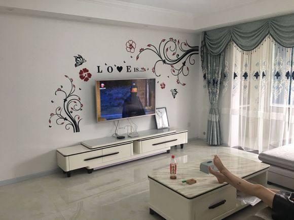 6萬簡單裝修的婚房，簡單美觀，可朋友都說墻上貼花太幼稚了，大家看看呢？