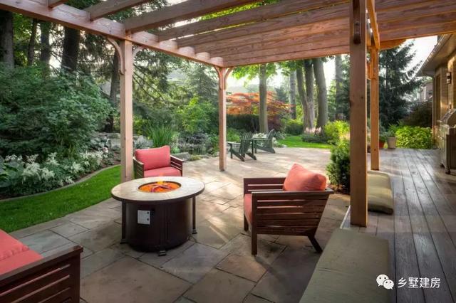 農村二層別墅圖主體造價僅需29萬左右，帶車庫、露臺，配超大庭院，既實用又美觀！