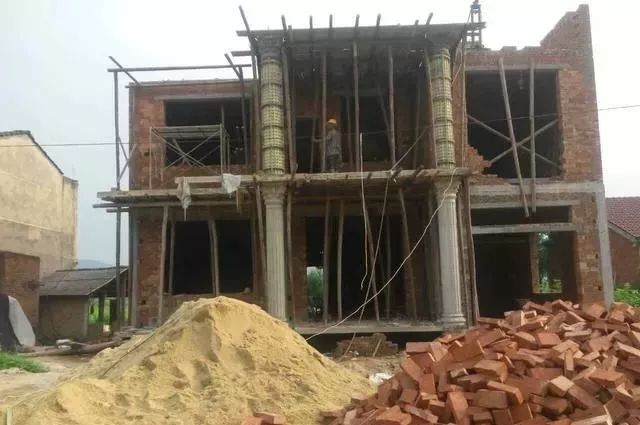 農(nóng)村自建房羅馬柱怎么做？GRC水泥預制、模板現(xiàn)澆羅馬柱