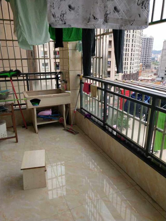 120平新房裝修花費(fèi)了22萬，客餐廳全瓷磚上墻，整體是簡潔明亮很耐看！