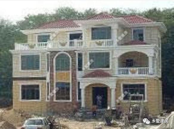 外觀簡(jiǎn)單明了，帶挑空客廳、大露臺(tái)和車(chē)庫(kù)的農(nóng)村自建別墅設(shè)計(jì)圖，你想要的樣子它都有