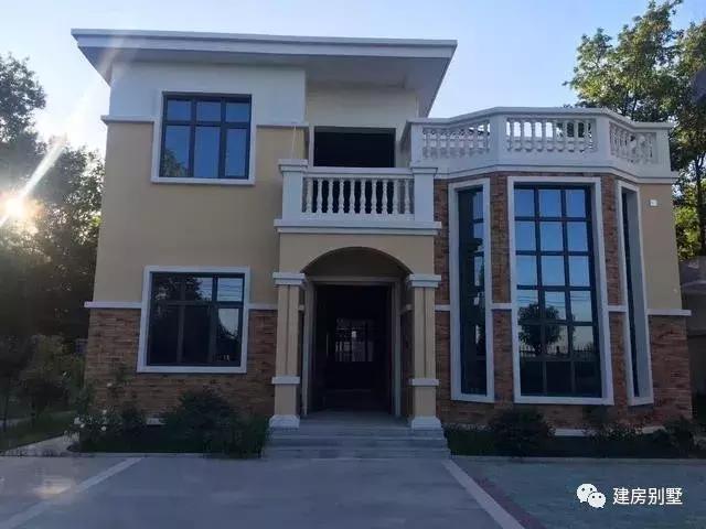 一款造價(jià)20多萬(wàn)的兩層別墅設(shè)計(jì)圖，做成尖頂平頂都好看