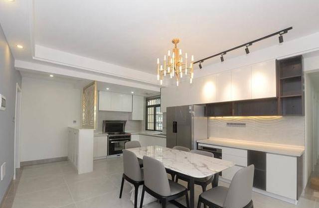 130平米房子簡約風格裝修，黑白灰色調搭配還是那么經典