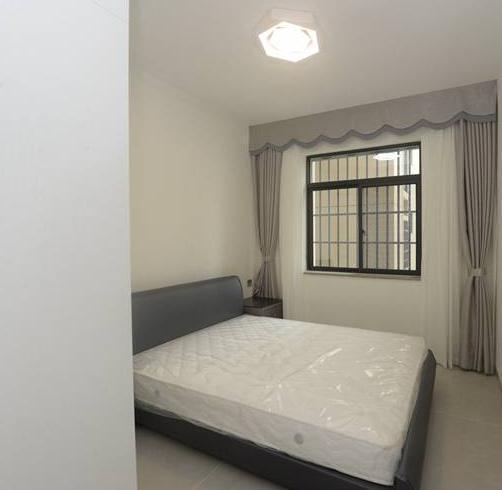 130平米房子簡約風格裝修，黑白灰色調搭配還是那么經典