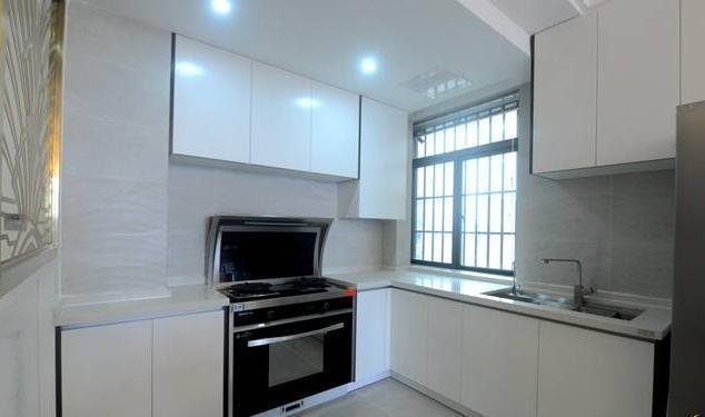 130平米房子簡約風格裝修，黑白灰色調搭配還是那么經典