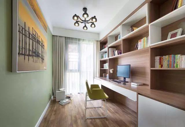 125平方的現代簡約風格裝修效果圖，空間寬敞明亮，三居室的環境打造的非常簡約小資。