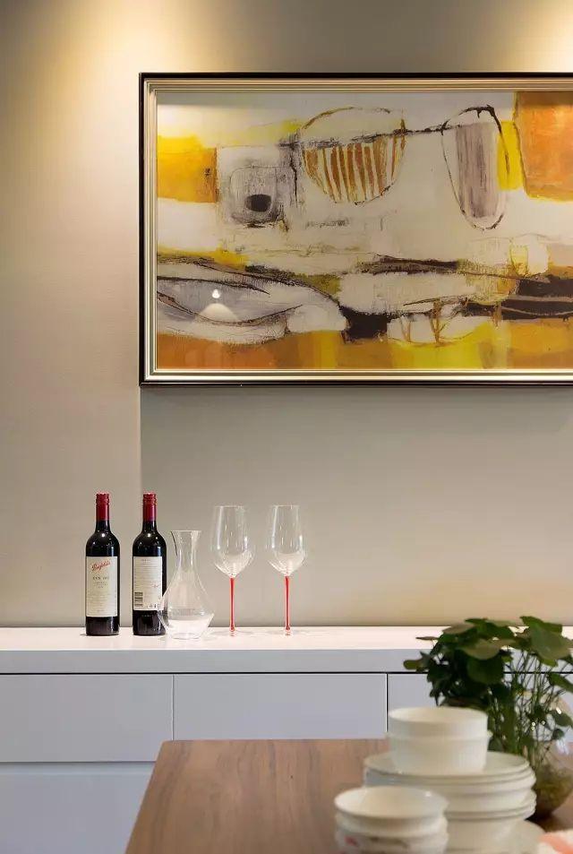 125平方的現代簡約風格裝修效果圖，空間寬敞明亮，三居室的環境打造的非常簡約小資。