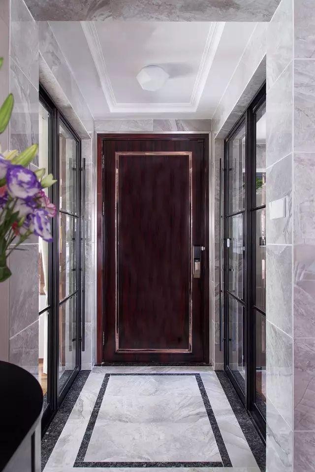 125平方的現代簡約風格裝修效果圖，空間寬敞明亮，三居室的環境打造的非常簡約小資。