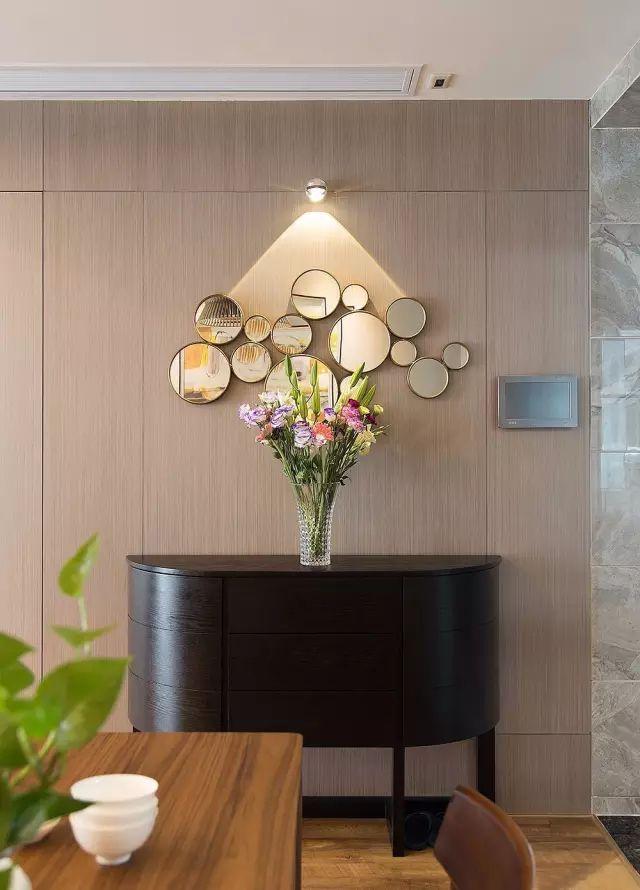 125平方的現代簡約風格裝修效果圖，空間寬敞明亮，三居室的環境打造的非常簡約小資。