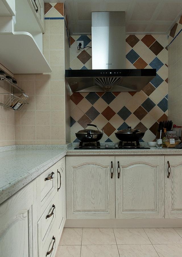 90㎡的三居室，普普通通的裝修風格，但是很溫馨。