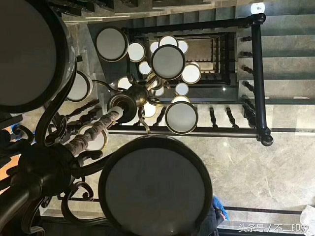 花了102W全包裝修的豪華別墅，大理石做的客廳電視墻特別喜歡，忍不住曬一曬！