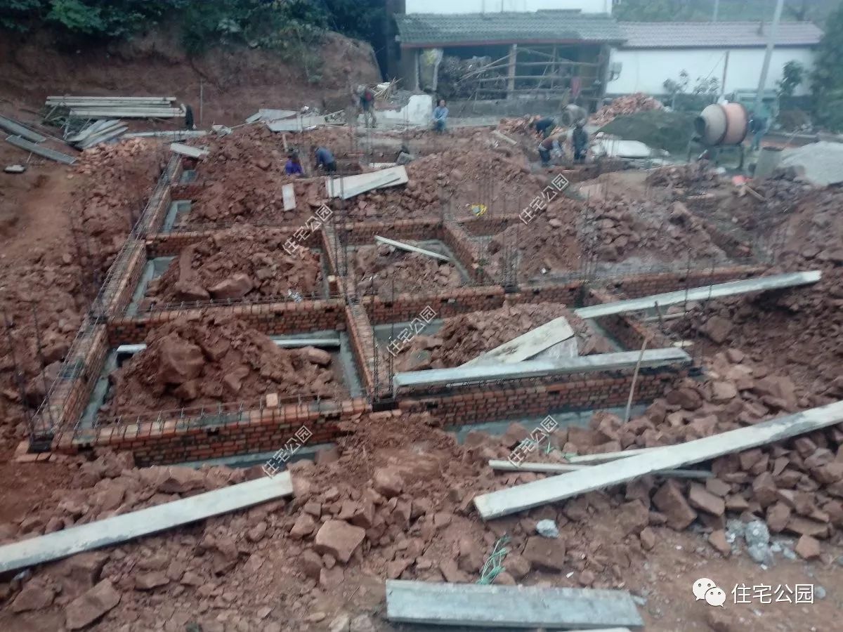 最走心的包工頭，力勸房主把筏基改成條基，省了一半的基礎錢！