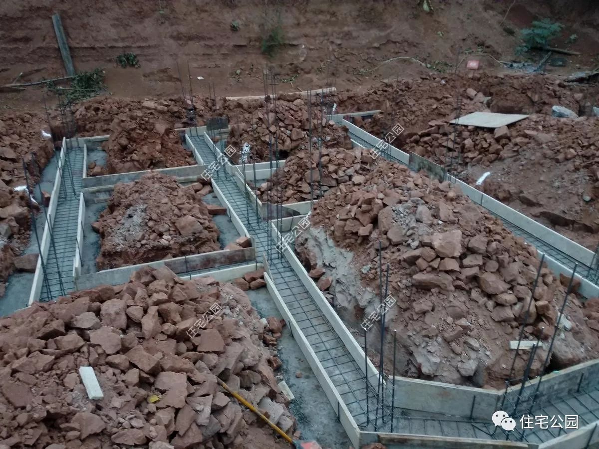 最走心的包工頭，力勸房主把筏基改成條基，省了一半的基礎錢！