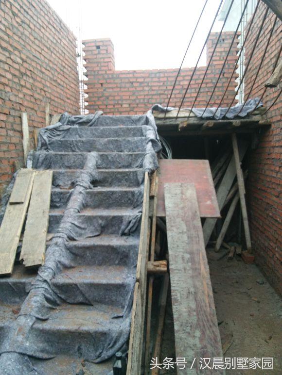 自建三層別墅，附平面設(shè)計圖，造價30萬左右，12X9.3米有露臺和院子