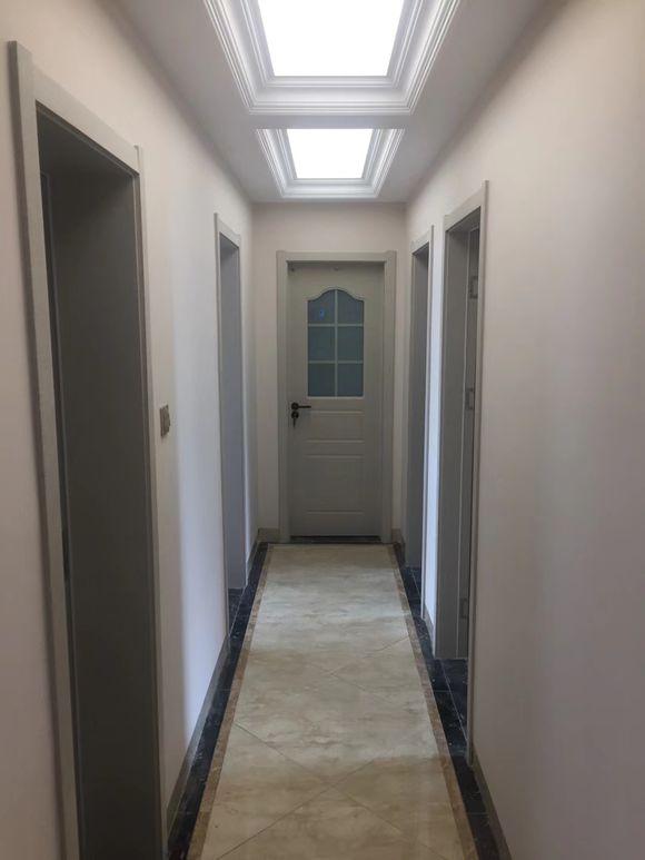 90平用10萬裝修完，一進門驚艷到我了，尤其是客廳的燈最亮眼。