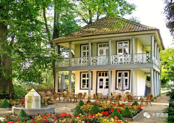 二層農村別墅圖，自帶陽臺車庫，飄窗造型更是質樸與時尚的結合，你心動了嗎