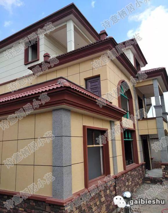 三層新農(nóng)村住宅設(shè)計圖，占地100平，采用框架結(jié)構(gòu)，主體造價30萬，附有建成效果圖