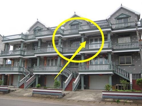 農村自建房萬萬不要貼外墻瓷磚了，聰明人新建的別墅都是直接貼水泥來裝飾，用50年沒問題