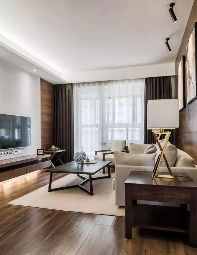一套98平米兩室兩廳格局，整體色調搭配沉穩、雅致，木地板上墻很有范兒！