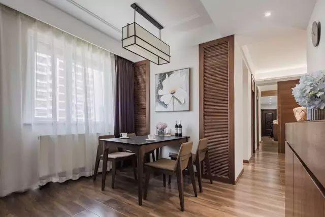 一套98平米兩室兩廳格局，整體色調搭配沉穩、雅致，木地板上墻很有范兒！