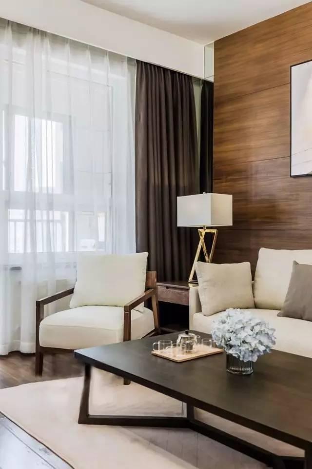 一套98平米兩室兩廳格局，整體色調搭配沉穩、雅致，木地板上墻很有范兒！