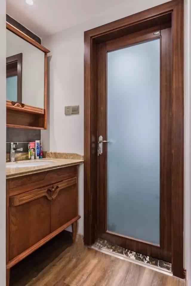 一套98平米兩室兩廳格局，整體色調搭配沉穩、雅致，木地板上墻很有范兒！