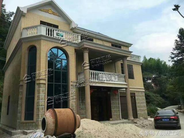 實(shí)例；三層帶車庫(kù)農(nóng)村別墅設(shè)計(jì)圖，簡(jiǎn)單實(shí)用大方，能夠滿足使用需要